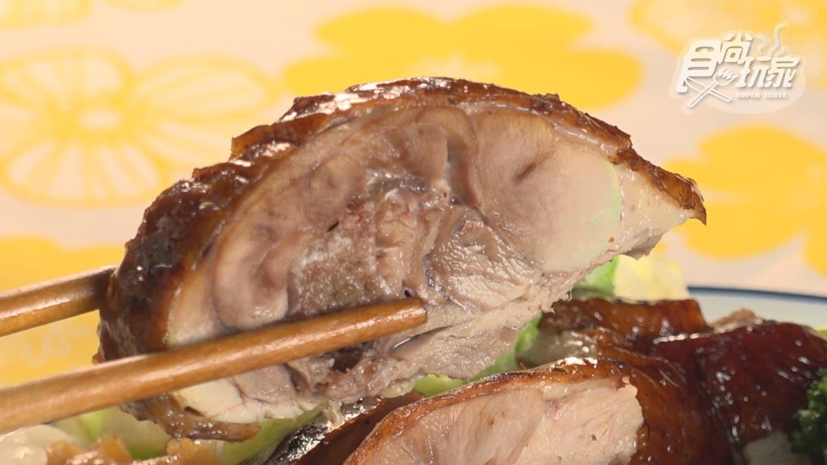 鴨肉的油脂很多吃起來很舒服，肉質也很嫩，相當下飯。