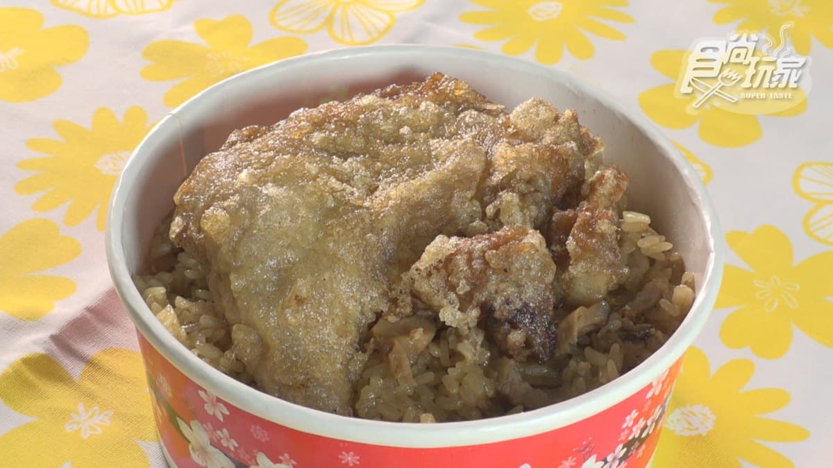 預定油飯可以客製化加雞腿、排骨、青菜等配料。