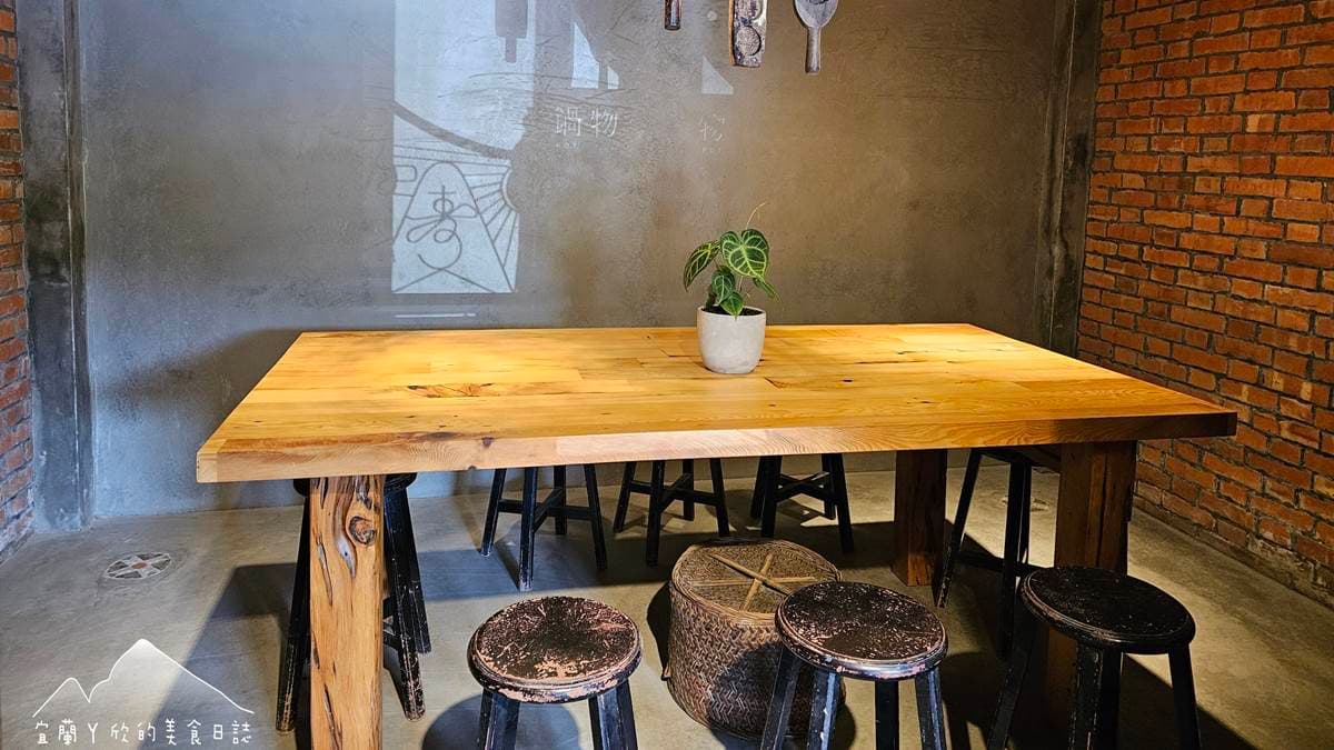 店內的座位數不多，復古風的裝潢很吸睛。（圖片來源：宜蘭ㄚ欣的美食日誌）