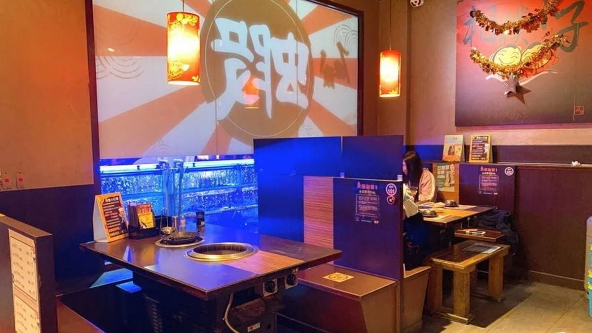 店內座位寬敞，都是都一格一格的，有開放式小包廂的感覺。（圖片來源：猴屁的異想世界）