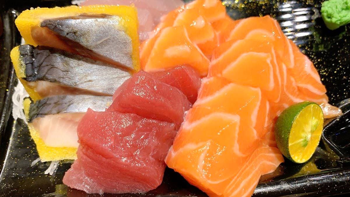 店內提供日本料理吃到飽，可享生魚片無限吃。（圖片來源：猴屁的異想世界）