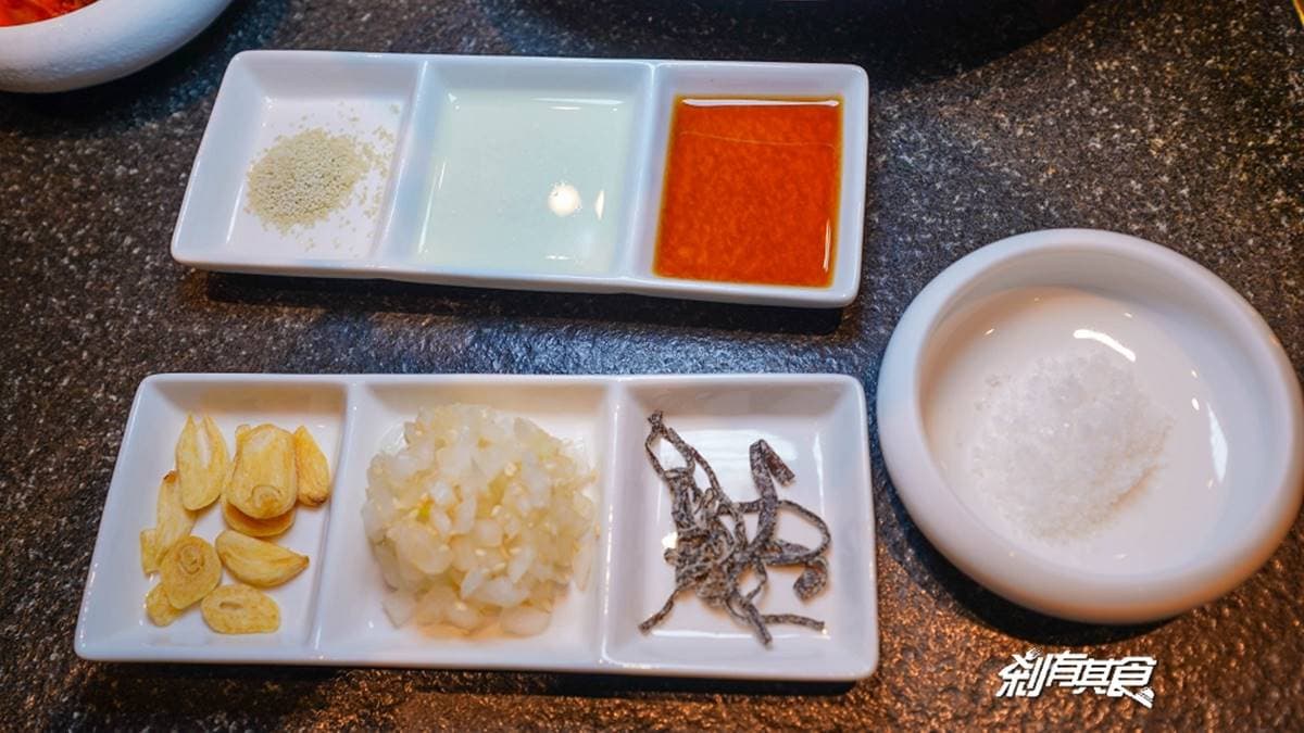 和牛套餐提供多種特色佐料可以搭配一起吃。（圖片來源：剎有其食）