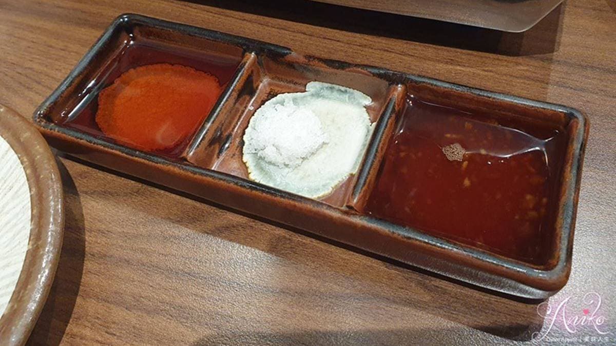 特殊的和牛沾料有燒肉醬、法國鹽之花、和蘿蔔泥混合桔醋醬。（圖片來源：艾妮可美味人生）