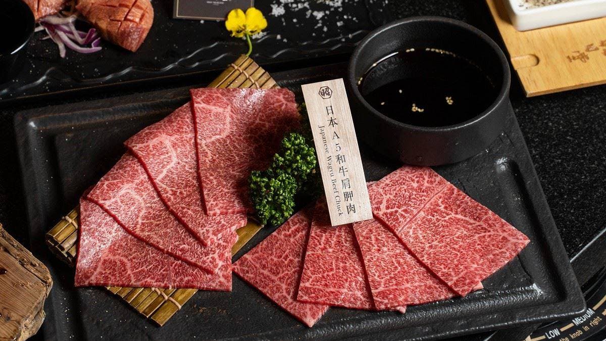 肉品首推「日本A5和牛肩胛肉」，油花分布漂亮宛如藝術品。（圖片來源：別墅裡的100種味道）