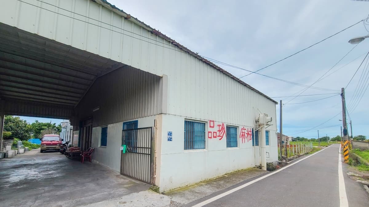 「品珍麻粩」從外觀根本看不出來，直到靠近才看到牆上寫著大大的店名。（圖片來源：那倆人✈玩樂人生）