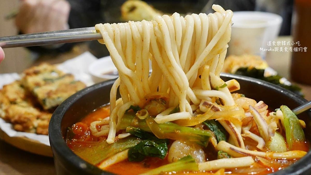 「韓式辣炒碼麵」嘗得到滿滿海鮮香氣，分量也相當多。（圖片來源：MARUKO與美食有個約會）