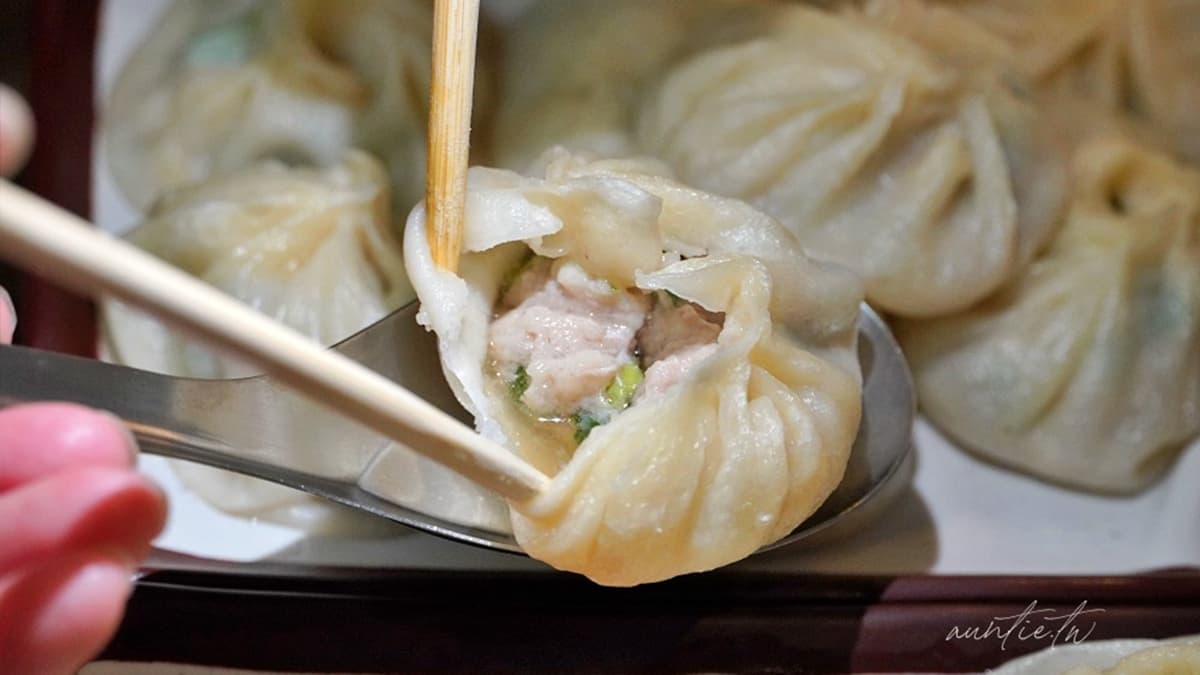 一戳開就有湯汁流出，用湯匙接著湯汁滿滿。（圖片來源：水晶安蹄不務正業過生活）