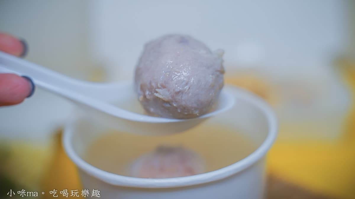 湯頭是用雞肉和雞骨下去慢燉，還給了２顆超大顆的貢丸。（圖片來源：小咪ma．吃喝玩樂趣）