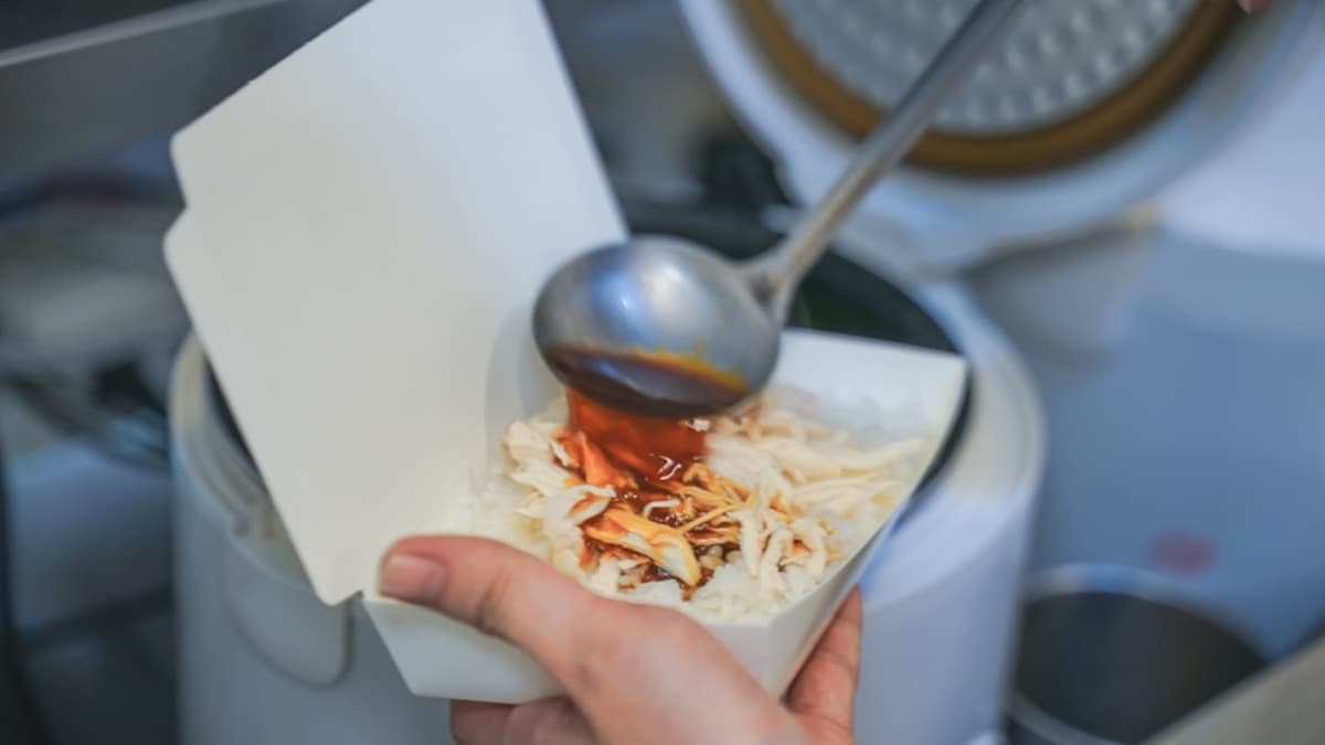 雞肉飯淋醬是老闆自熬的，一淋上去香氣瞬間噗鼻。（圖片來源：小咪ma．吃喝玩樂趣）