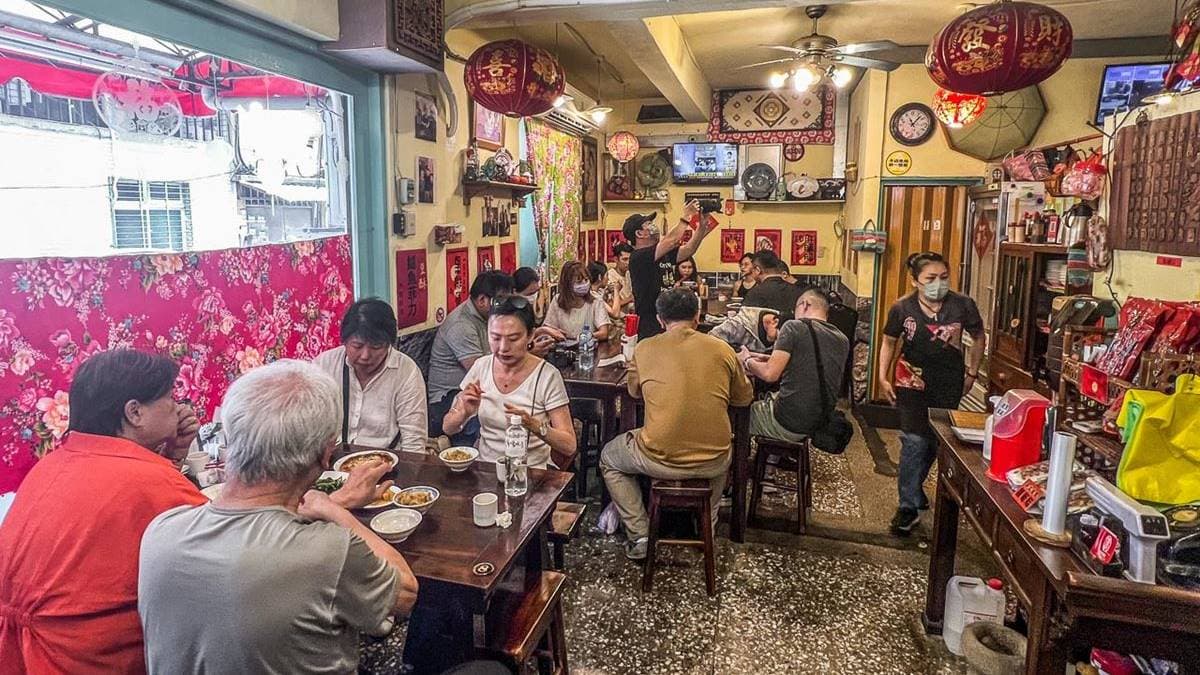 用餐環境是古樸的中式鄉村風，店裡擺了很多懷舊古董。（圖片來源：大手牽小手。玩樂趣）