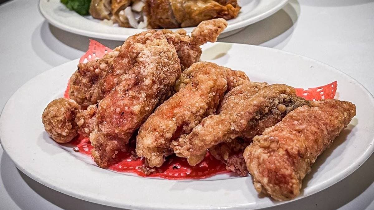 「紅糟鰻」魚肉滿扎實，帶有淡淡的鹹香。（圖片來源：大手牽小手。玩樂趣）