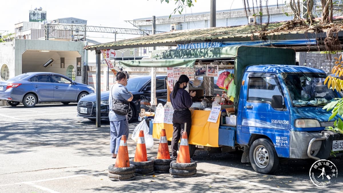 店家跟很多蔥油餅攤一樣，只是１台小發財車，但生意卻非常地好啊！（圖片來源：桃桃's旅人手札）