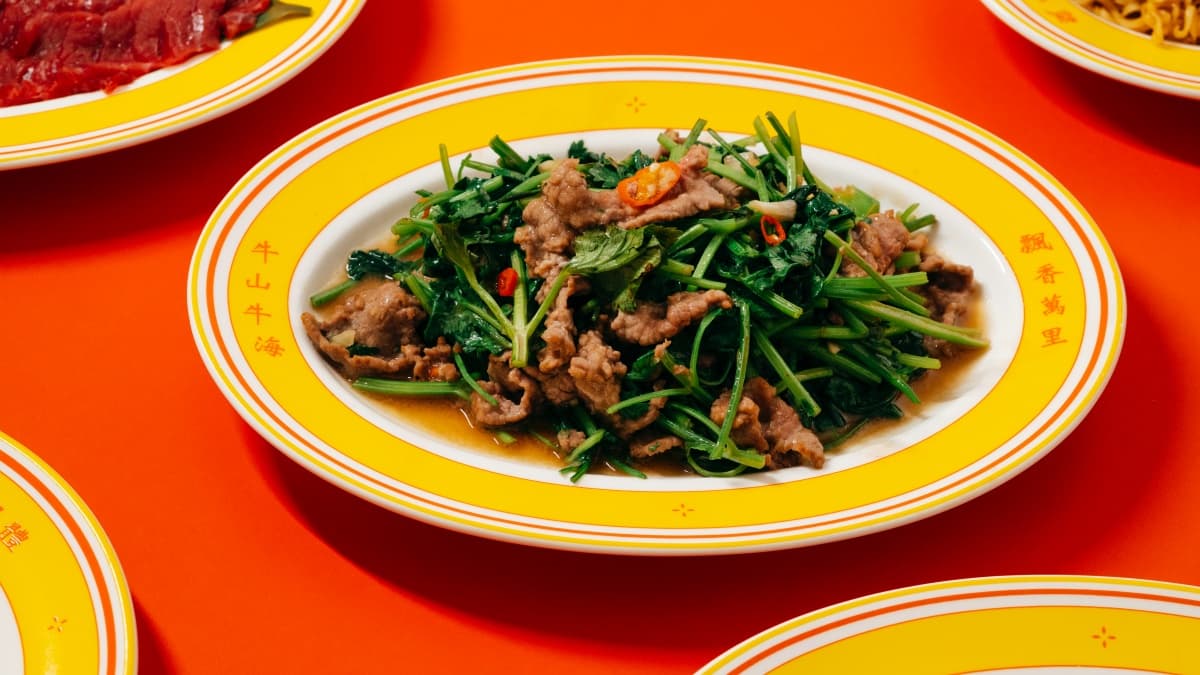 人氣菜色「香菜炒牛肉」。（圖片提供：民生輝）