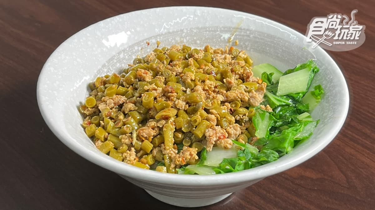 獨特的「酸豆角」是湖南特產，拌入乾麵酸香有勁。
