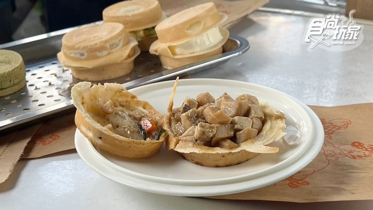 「杏鮑菇車輪餅」裡有百頁豆腐、紅蘿蔔、三杯杏鮑菇、九層塔，配料很豐富。