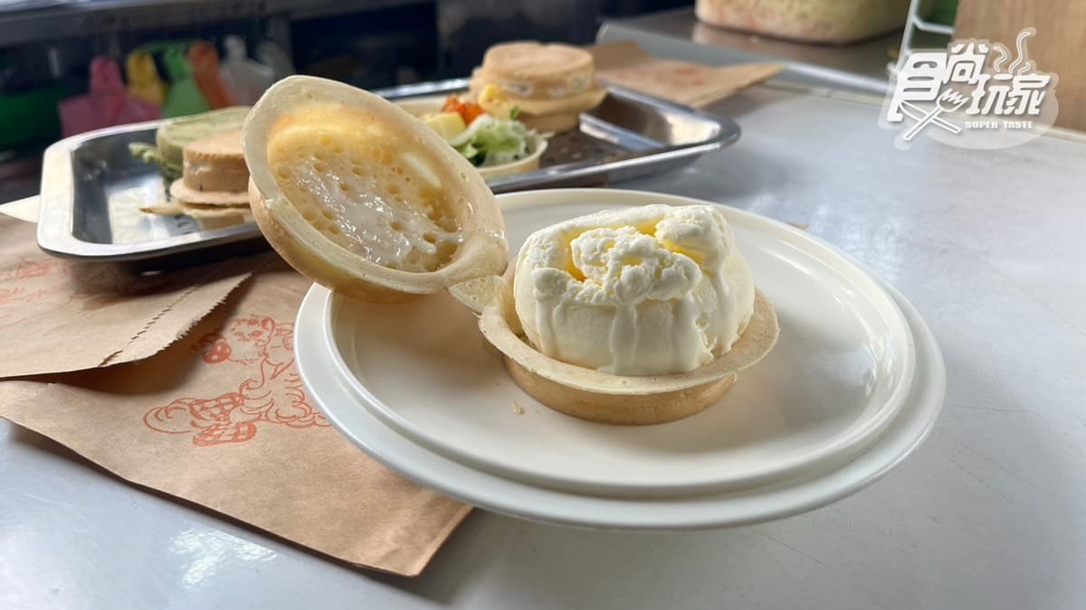 「香草冰淇淋車輪餅」內餡吃起來像麻糬般軟Q。