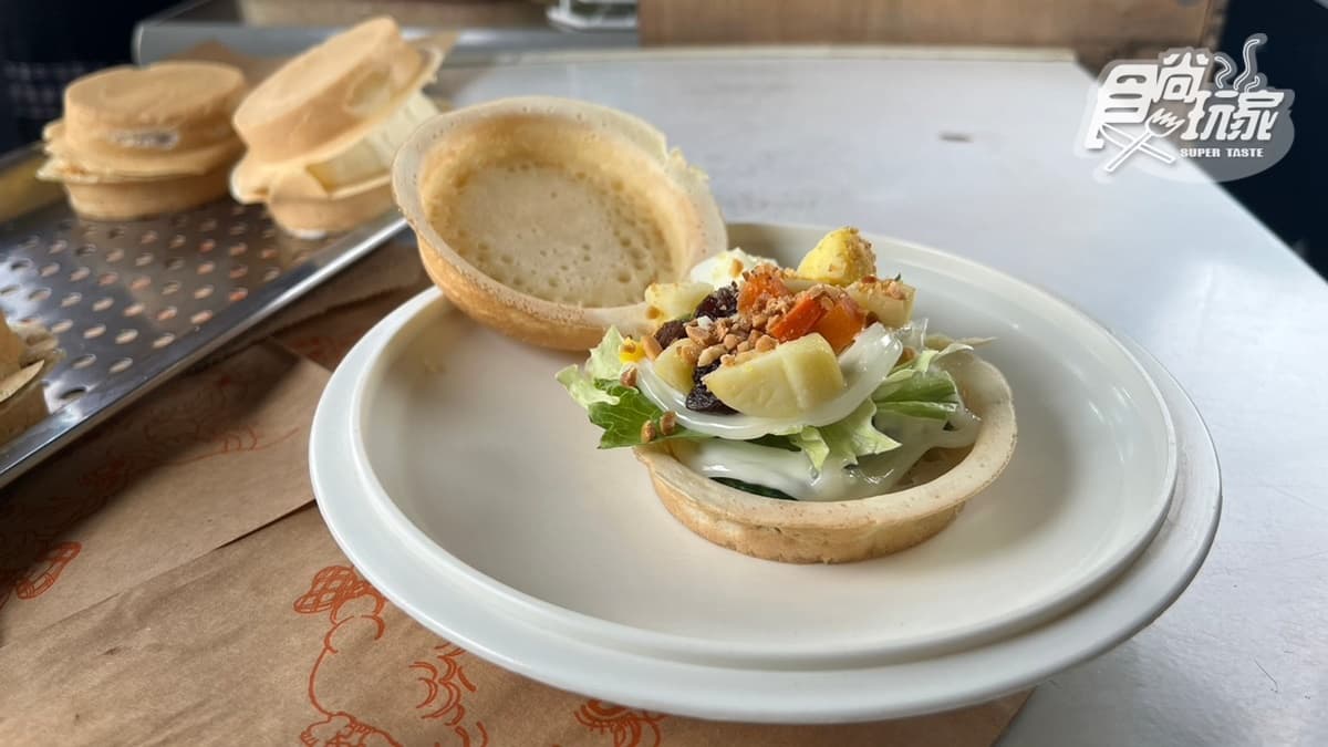 「生菜沙拉車輪餅」是新口味，配料除了生菜，還有添加馬鈴薯。