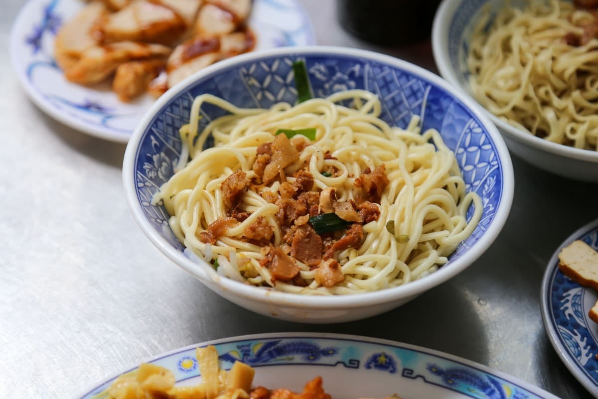 肉燥飯15元太佛心!台南市場「隱藏版小吃」在地人都愛,30元鹹香乾麵也必點 肉燥飯15元太佛心!台南市場「隱藏版小吃」在地人都愛,30元鹹香乾麵也必點