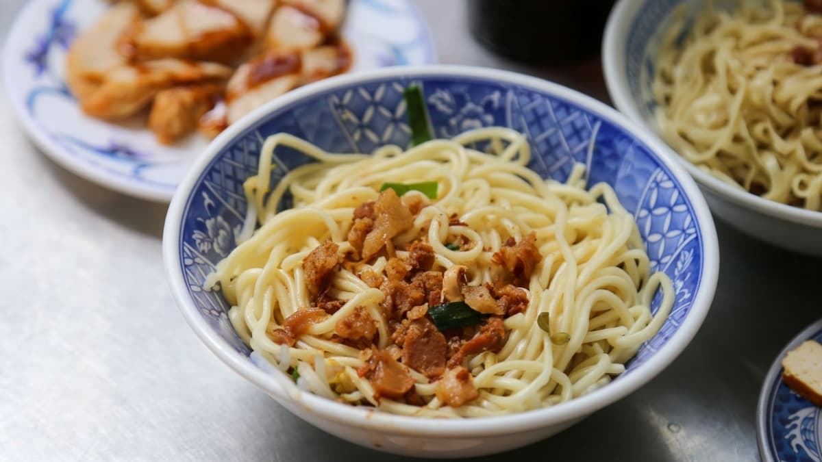 乾麵30元，有搭配韭菜、豆芽菜，並澆淋上肉燥。（圖片來源：口袋吃吃五十咩）