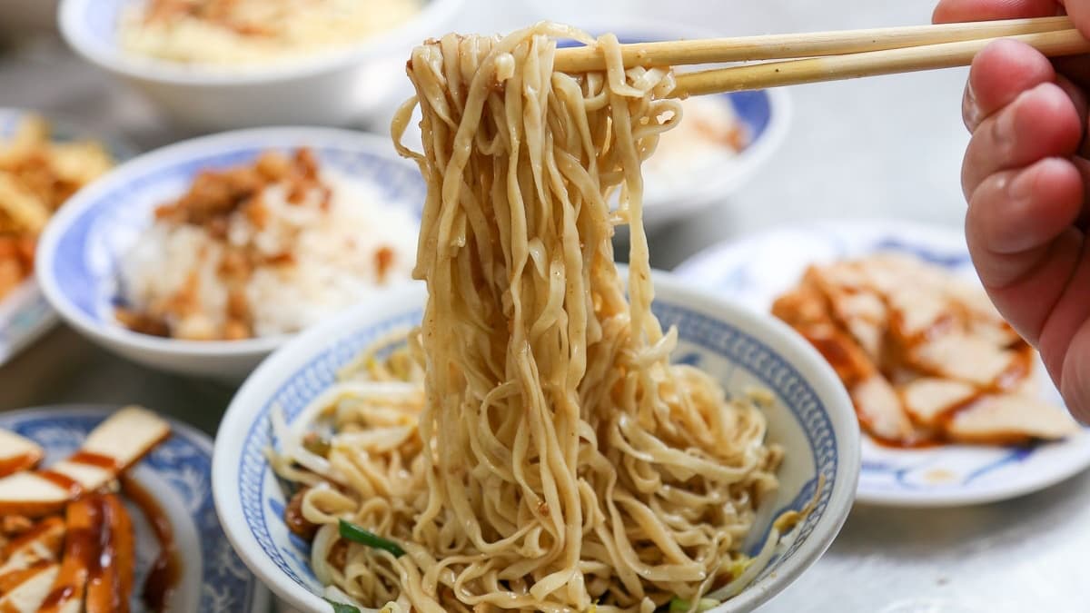 乾意麵吃得到蒜香、麵香、還有肉燥鹹香，整體是鹹甜鹹甜的滋味。（圖片來源：口袋吃吃五十咩）