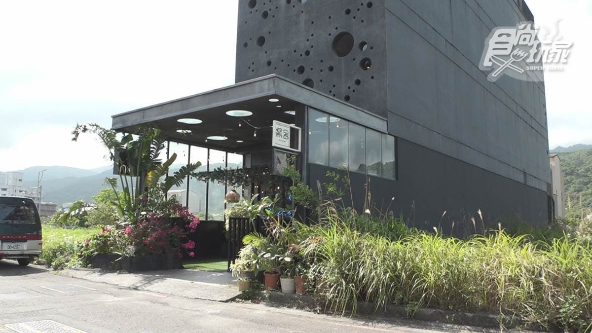 「Noir黑舍」是位於宜蘭頭城的民宿，曾獲亞洲設計獎。