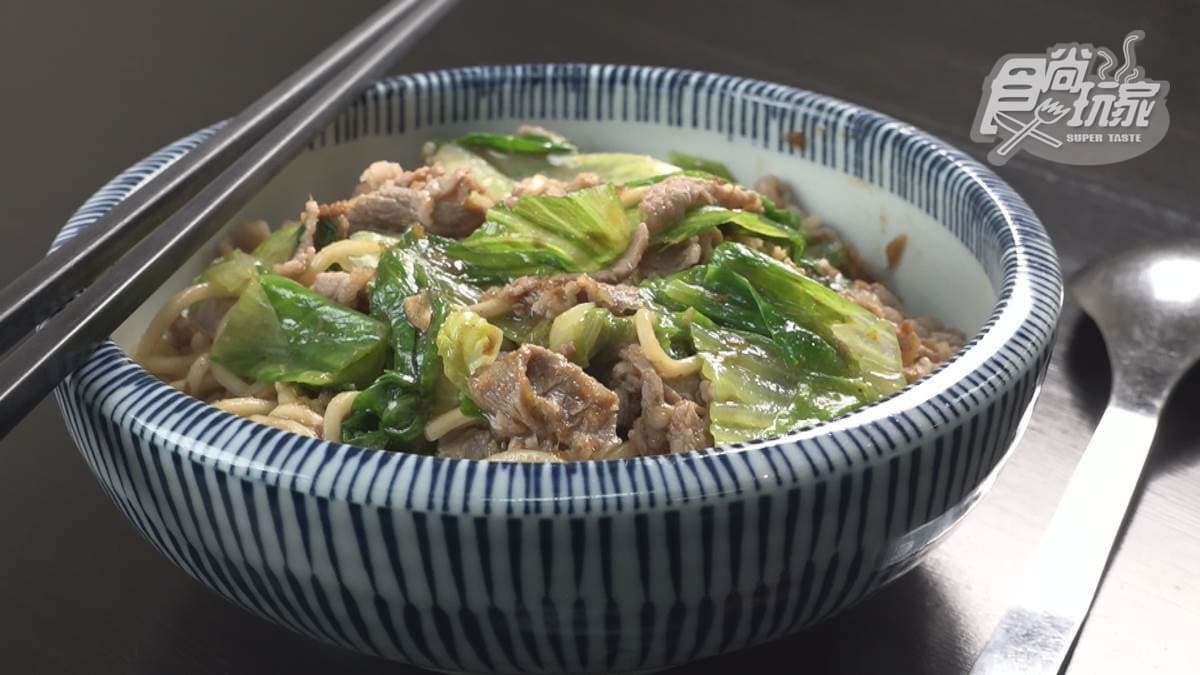 「羊肉沙茶拌麵」也是店內的超人氣主食，沙茶醬是老闆自己做的。
