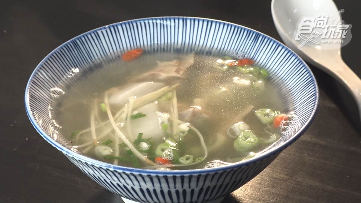 「清燉羊排湯」裡面有加蘿蔔，多了一股清甜的味道。