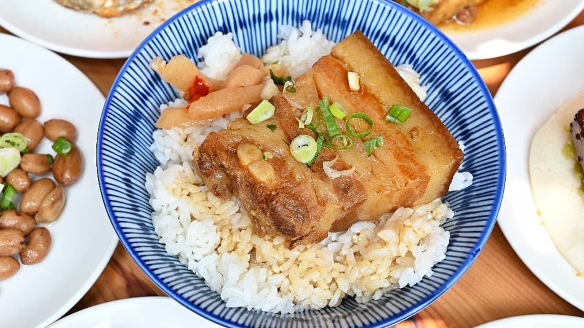 「爌肉飯」帶有迷人的中藥清香，肥肉Q彈不油膩，瘦肉也不會太過乾柴。（圖片來源：糖糖‘s享食生活）