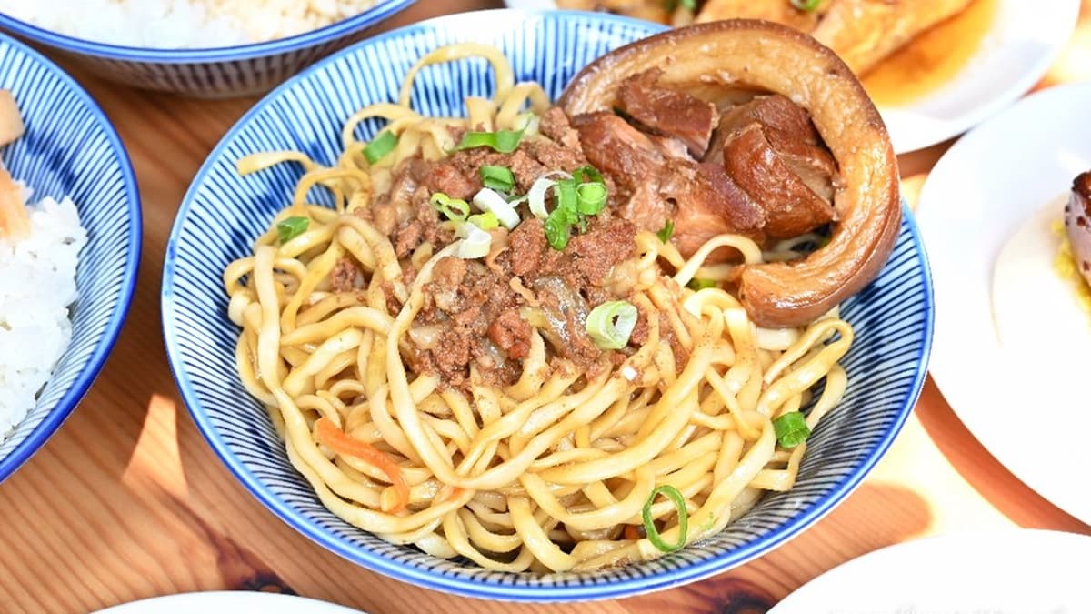 「炒麵＋腿庫」淋上祖傳滷汁，口感更加滑順，是不少老饕必點的品項。（圖片來源：糖糖‘s享食生活）