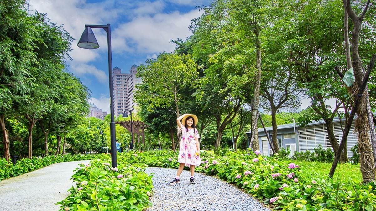 草花植生公園設置了步道、景觀花架， 花卉種植於步道的兩側。（圖片來源：史努比遊樂園）