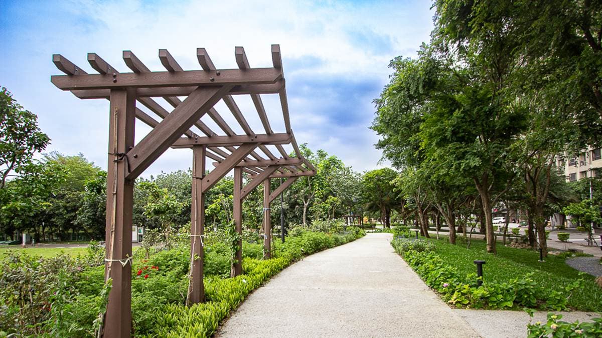 沿著步道前行，既能欣賞綠意盎然的景色，也能放鬆身心。（圖片來源：史努比遊樂園）