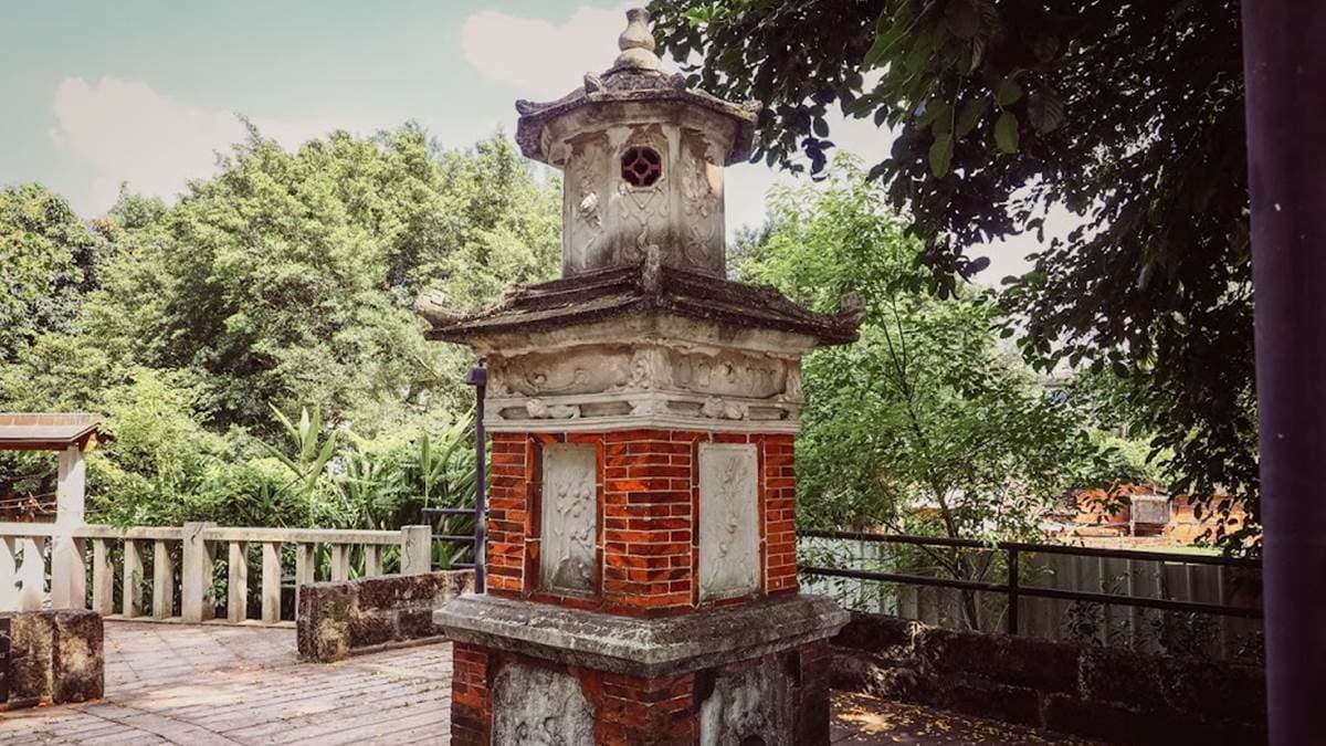 「聖蹟亭」是１座惜字亭，在古時多建於書院、文廟等，為歷史古蹟。（圖片來源：是艾思，不是火拳。）