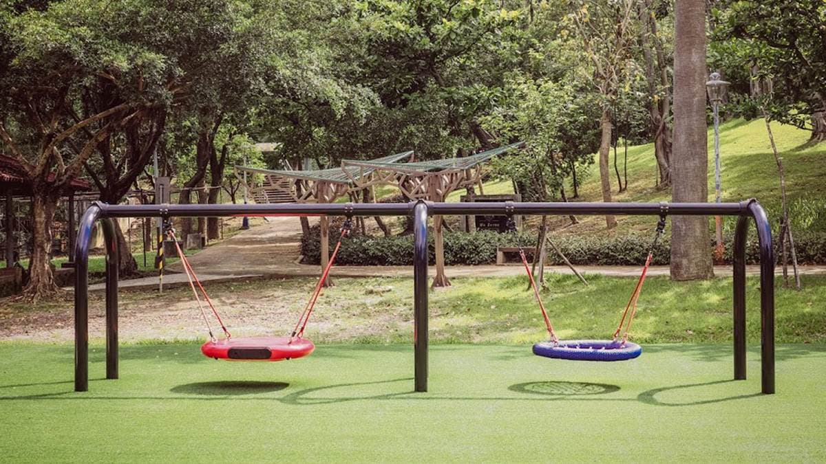 公園內有翹翹板、盪鞦韆，很受小朋友歡迎。（圖片來源：是艾思，不是火拳。）