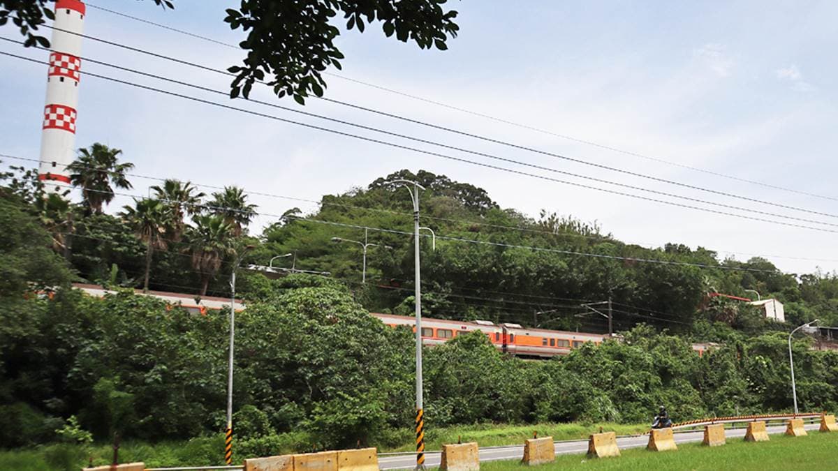 因鄰近樹林火車站，經常可以拍攝到火車經過的照片。（圖片來源：Sweet Tina 樂在生活分享）
