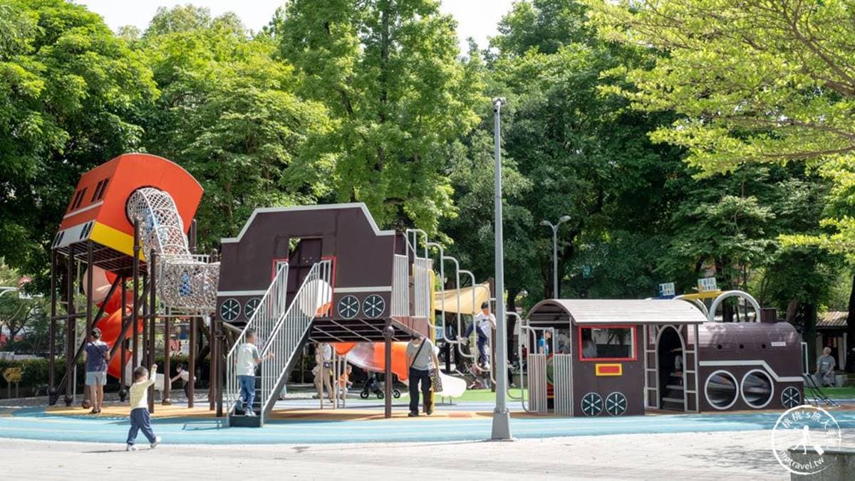 「南興公園特色遊戲場」以火車、鐵軌為主題，設計出各種特色遊具。（圖片來源：桃桃's旅人手札）