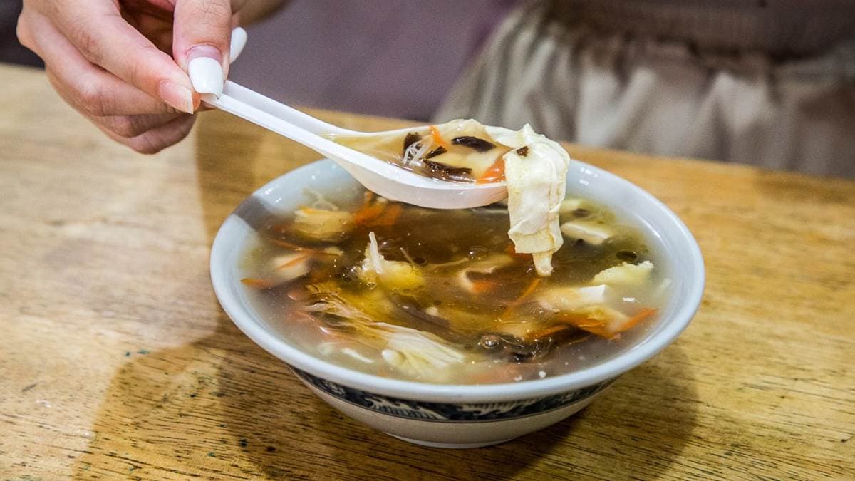 酸辣湯裡面有蛋花、豆腐、豬血、筍絲等食材。（圖片來源：大手牽小手玩樂趣）