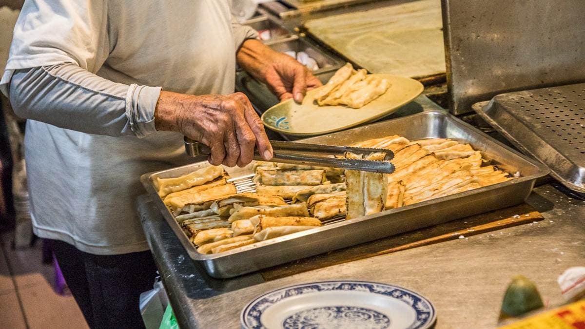 現煎的鍋貼底皮吃起來很酥脆，外皮也超Q有彈性。（圖片來源：大手牽小手玩樂趣）