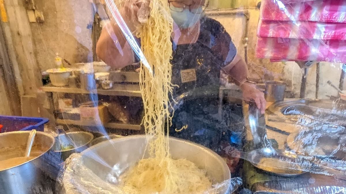 老闆娘抓涼麵的手非常豪邁，整個裝好裝滿。（圖片來源：花洛米一起去玩耍）