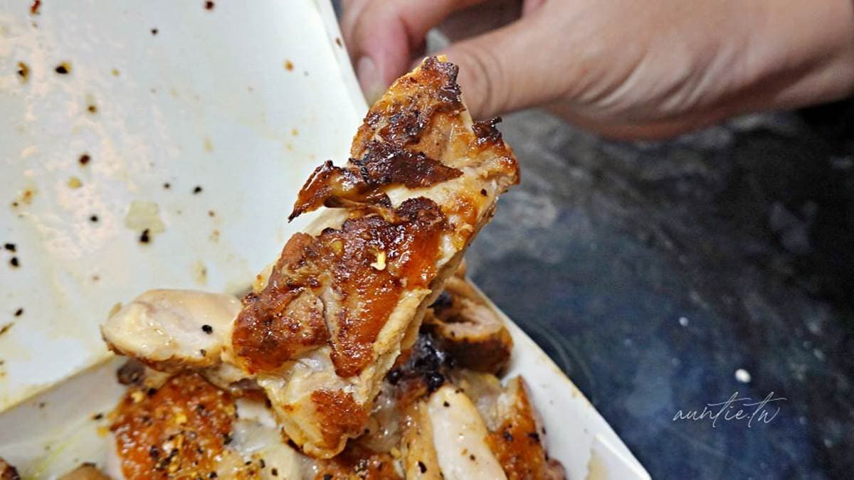 去骨雞腿排的雞皮焦香四溢，吃起來Q彈有嚼勁。（圖片來源：水晶安蹄不務正業過生活）
