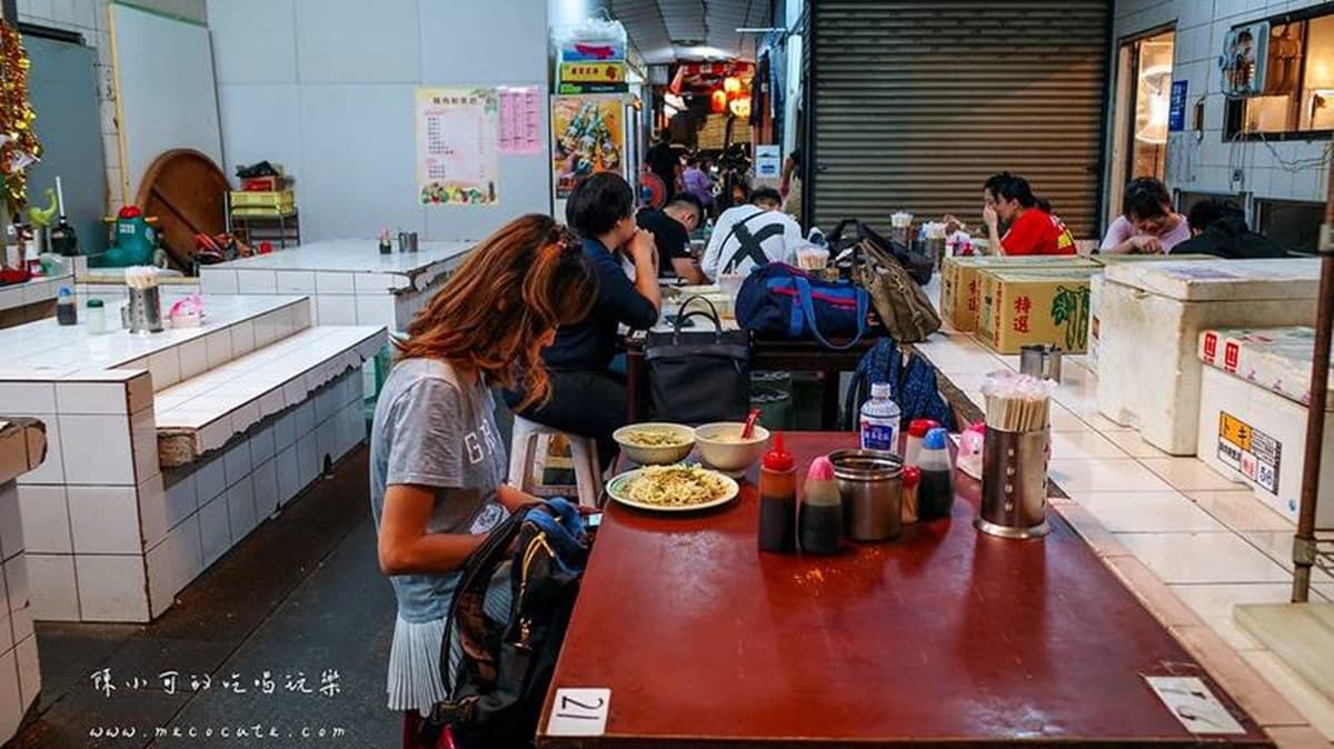 內用的座位區就像早市的攤位，位置滿多的。（圖片來源：陳小可的吃喝玩樂）