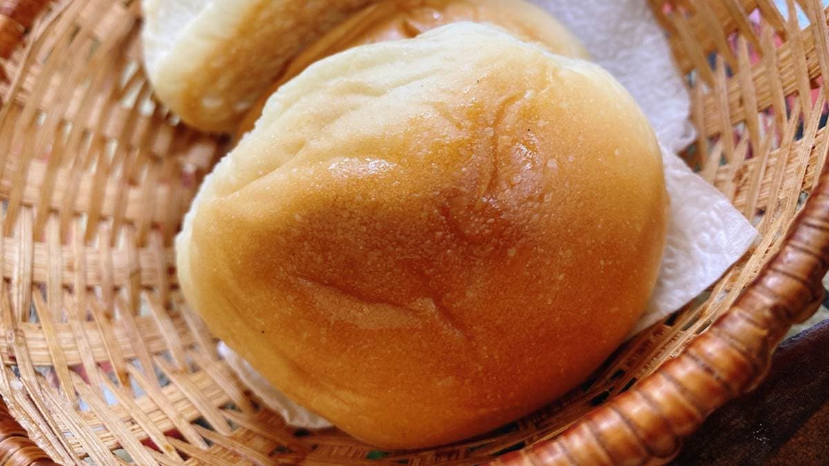 隨餐附贈的餐包不僅大顆，內餡的奶油也給得不少。（圖片來源：沐沐的吃喝玩樂生活日記）