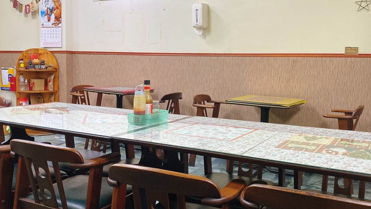 與時下網美餐廳不同，店內裝潢較為簡約。（圖片來源：沐沐的吃喝玩樂生活日記）
