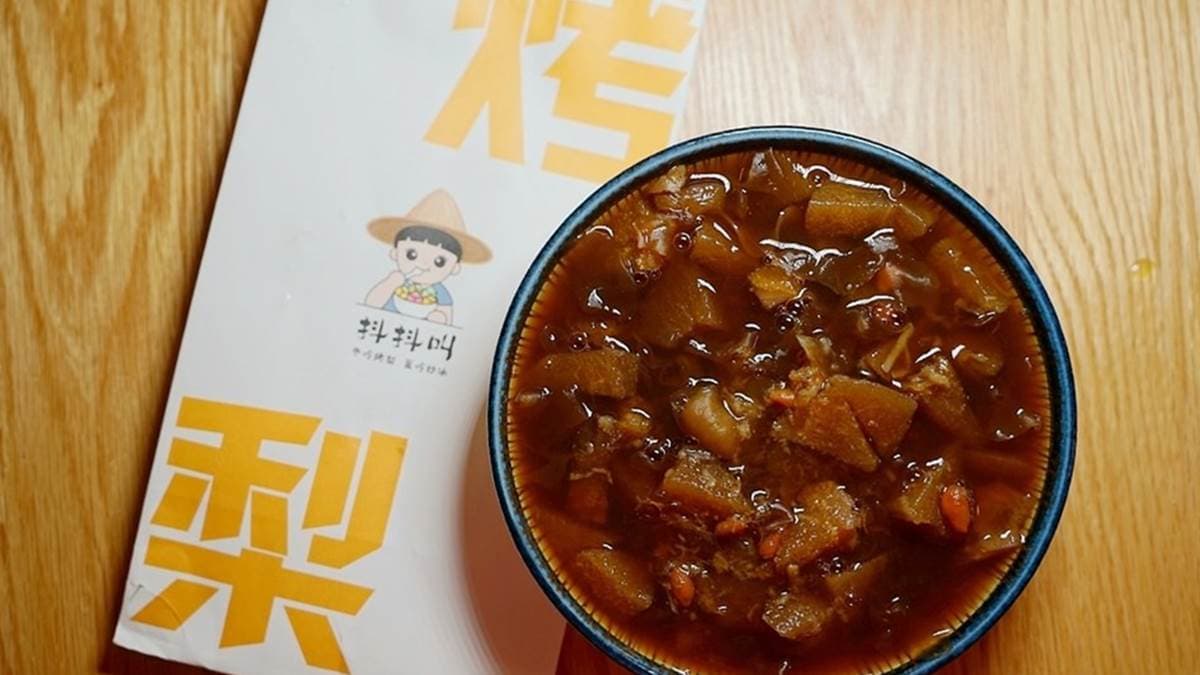 獨特的「冰糖烤梨」是秋冬限定甜點。（圖片來源：東蛙池塘）
