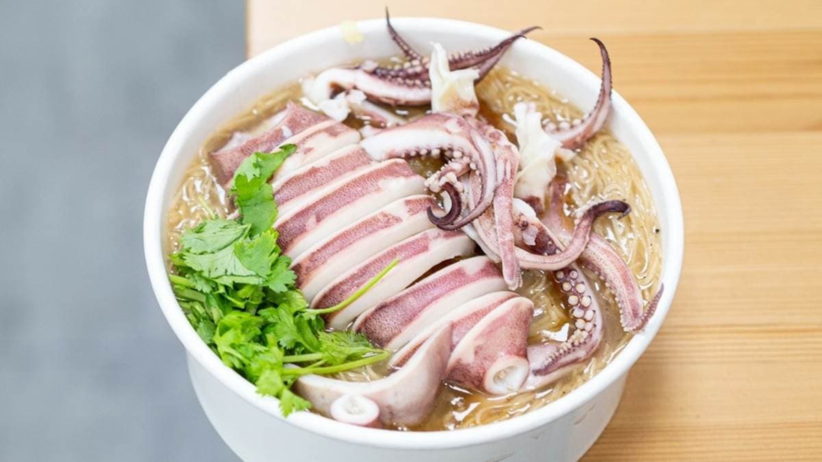 「魷魚王麵線」入口就可以感受到魷魚的鮮甜，且非常Q彈。（圖片來源：冠婷生活趣）