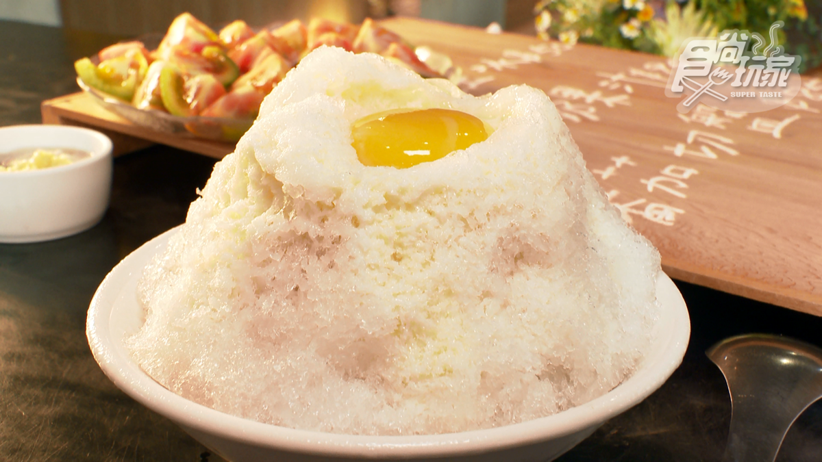 「月見八寶冰」吃得到蛋黃加煉乳，口感意外像蛋糕。