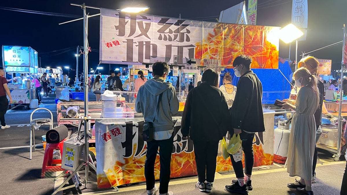 「春發拔絲地瓜」每週會在台南、彰化、雲林等地方夜市擺攤。（圖片來源：口袋吃吃五十咩）