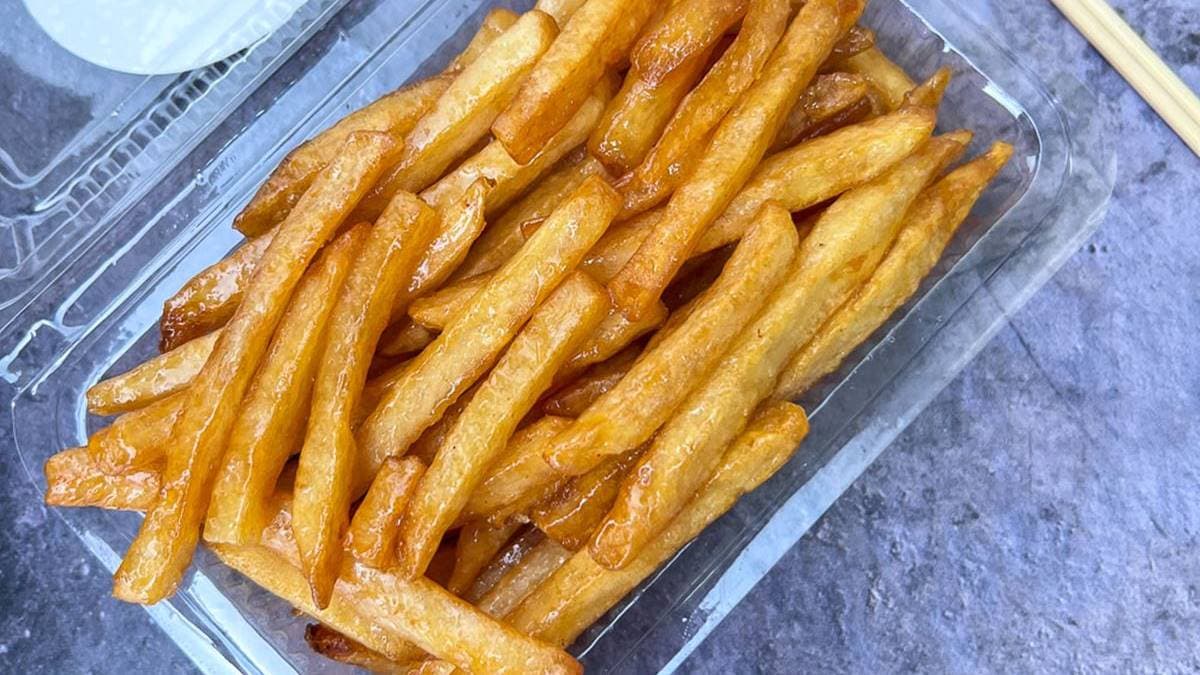 店家不只賣拔絲地瓜，竟然還有賣「拔絲薯條」！（圖片來源：口袋吃吃五十咩）