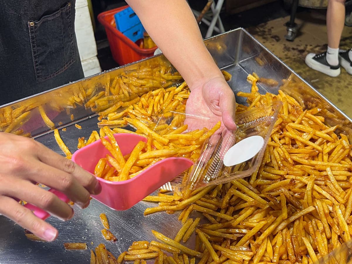 暴紅「拔絲薯條」吃過嗎?夯翻夜市各地巡迴跑,麥芽糖衣香甜唰嘴超上癮 暴紅「拔絲薯條」吃過嗎?夯翻夜市各地巡迴跑,麥芽糖衣香甜唰嘴超上癮
