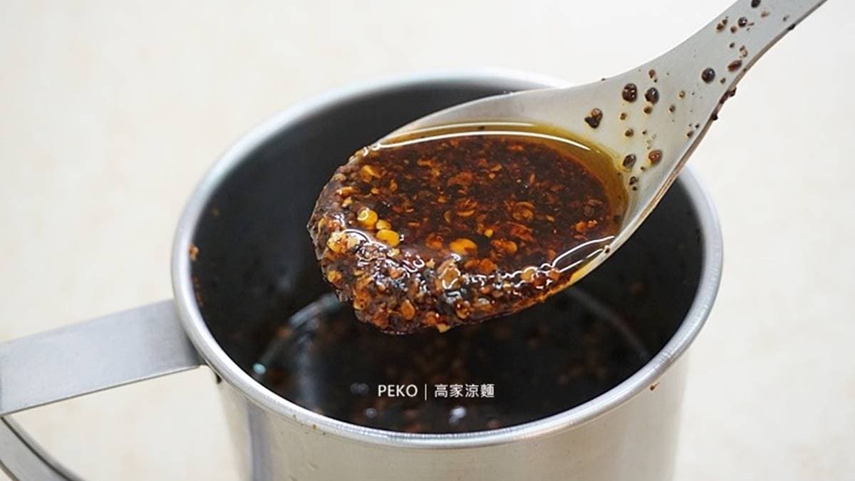 這裡的辣油辣度很低，只是用來增添香氣，可放心添加。（圖片來源：PEKO の Simple Life）
