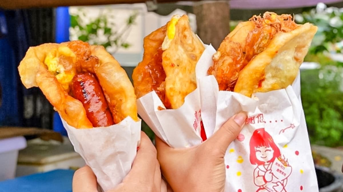 蔥油餅吃起來酥脆蓬鬆不油膩，再塗上自製醬料，真的是鹹香美味又唰嘴！（圖片來源：靜兒貪吃玩遊愛分享）